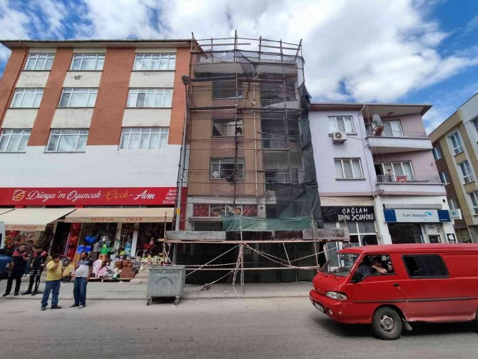 Babasıyla bina yıkımında çalışan 17 yaşındaki çocuğun üzerine kolon devrildi