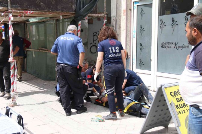 Babasıyla bina yıkımında çalışan 17 yaşındaki çocuğun üzerine kolon devrildi