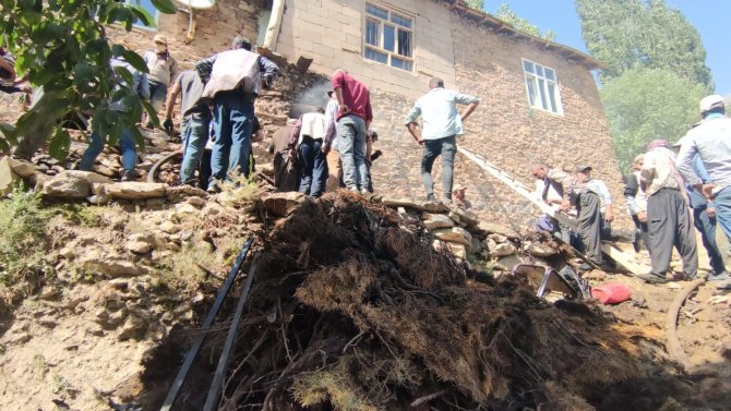 Bahçesaray’da ev yangını