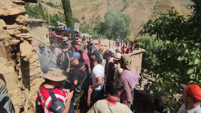 Bahçesaray’da ev yangını