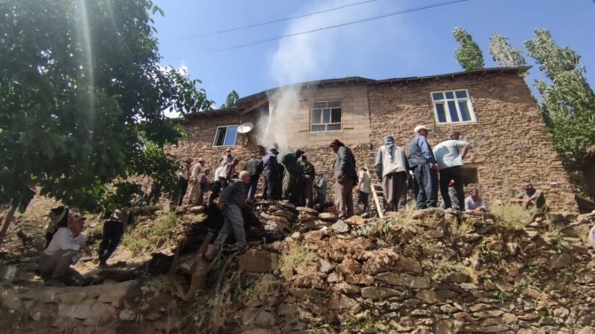 Bahçesaray’da ev yangını