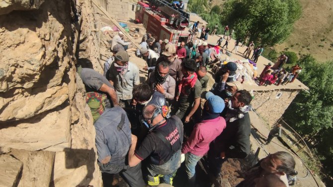 Bahçesaray’da ev yangını