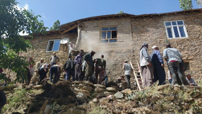 Bahçesaray’da ev yangını