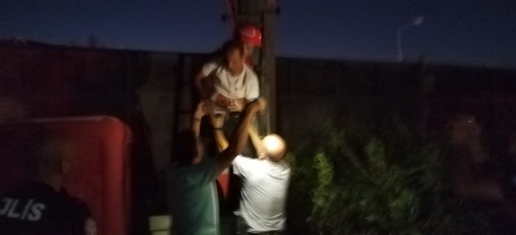 Boşanmak istemeyip, 50 metrelik direğe çıkarak intihara kalkıştı