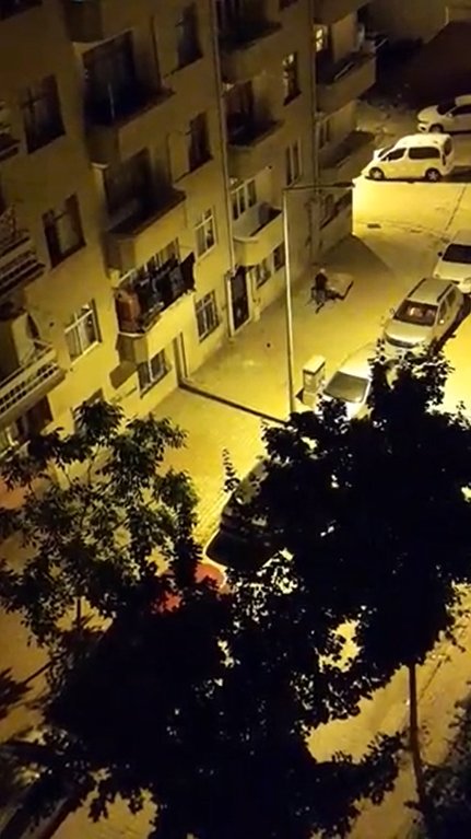 Çaldığı televizyonu naylonla gizleyip, el arabasıyla taşıdı