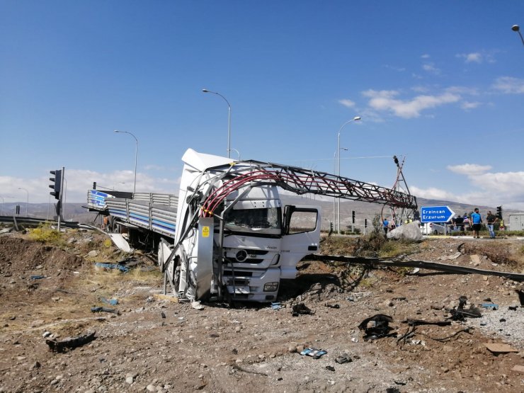 Çarpışan iki TIR'dan birinin kupası koptu
