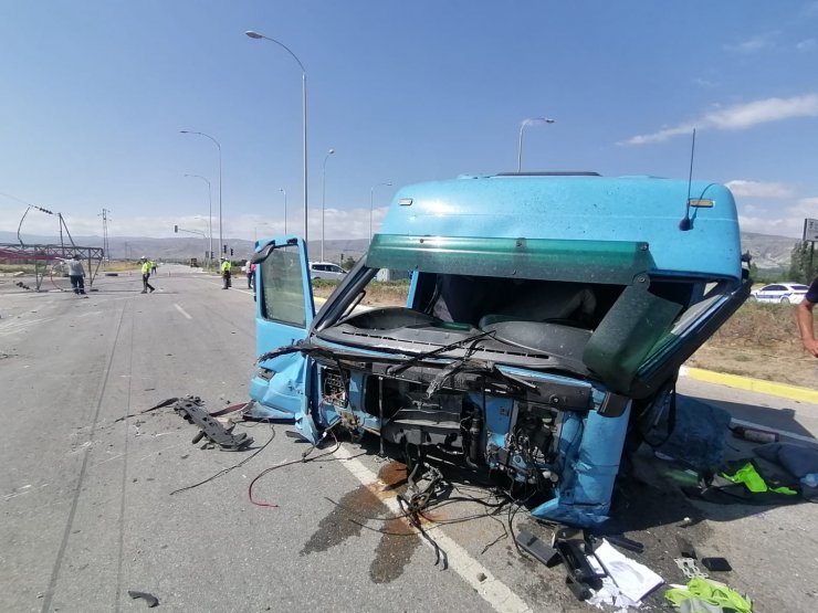 Çarpışan iki TIR'dan birinin kupası koptu