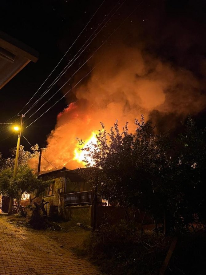 Çay demlemek isterken alevler eve sıçradı