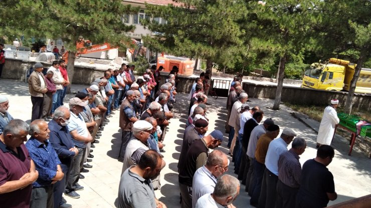 'Dedikodu' tartışmasında öldürülen Fadime defnedildi, kardeşi tutuklandı