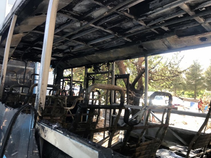 Derik'te park halindeki midibüs yandı