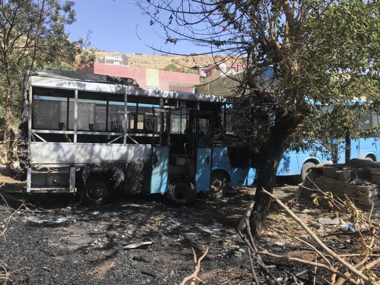 Derik'te park halindeki midibüs yandı