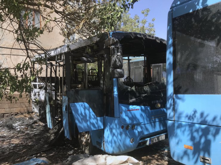 Derik'te park halindeki midibüs yandı