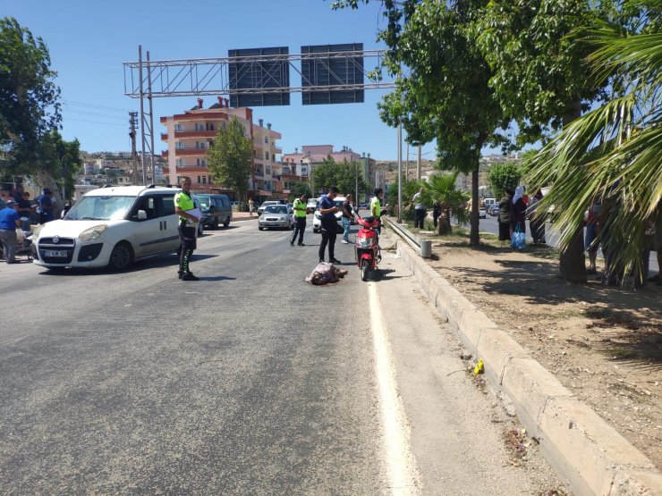 Elektrikli bisikletin çarptığı kadına örtüyle gölge yaptılar
