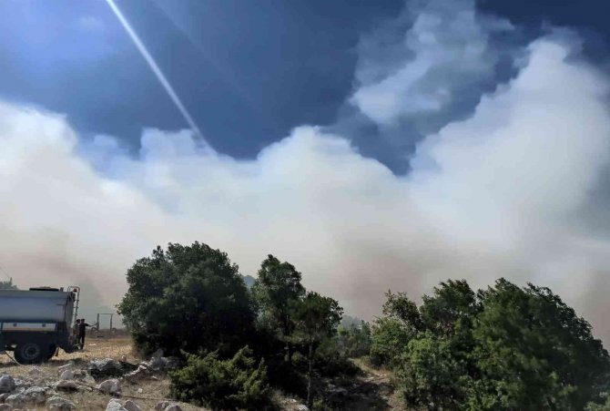 Eski çöplükte çıkan yangın ormana sıçramadan söndürüldü