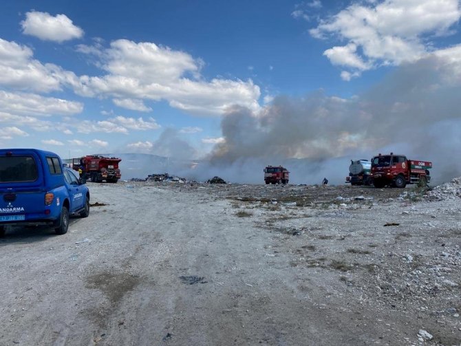 Eski çöplükte çıkan yangın ormana sıçramadan söndürüldü