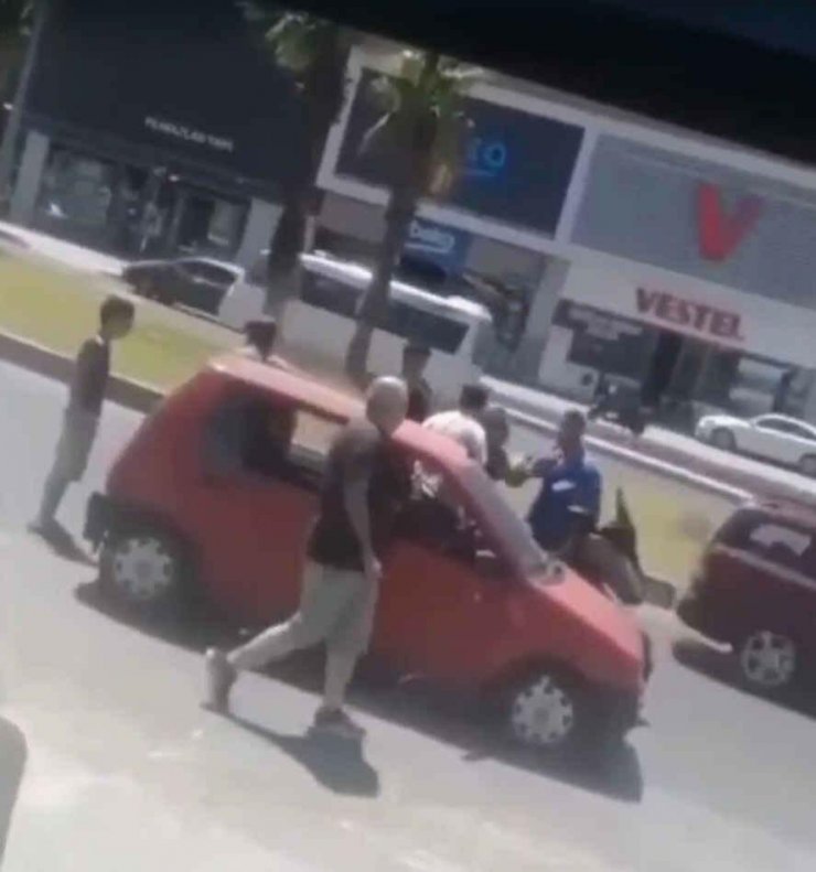 Eski güreşçi, 'yol verme' kavgasında sürücüyü bel kündesiyle hastanelik etti