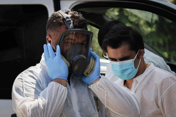 Ev sahibi kokudan şüphelendi, kiracısı evinde ölü bulundu