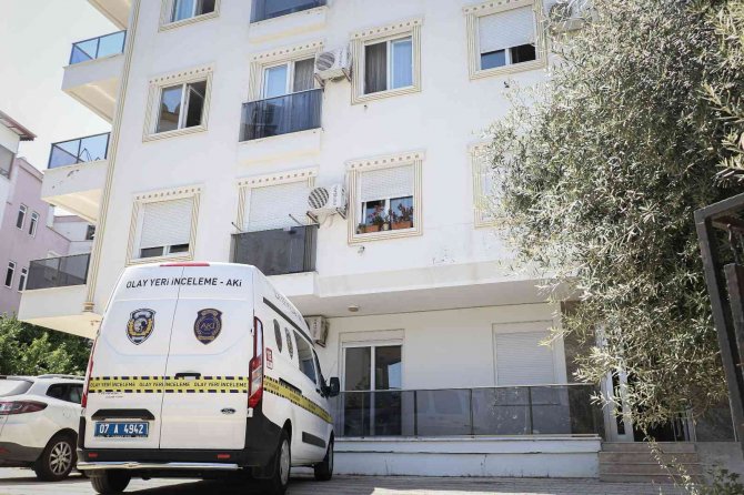 Ev sahibi kokudan şüphelendi, kiracısı evinde ölü bulundu