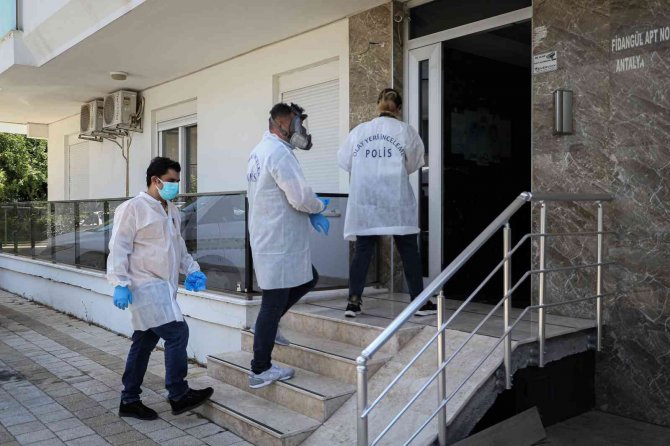 Ev sahibi kokudan şüphelendi, kiracısı evinde ölü bulundu