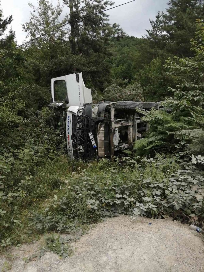 Hafriyat kamyonu devrildi: 1 yaralı