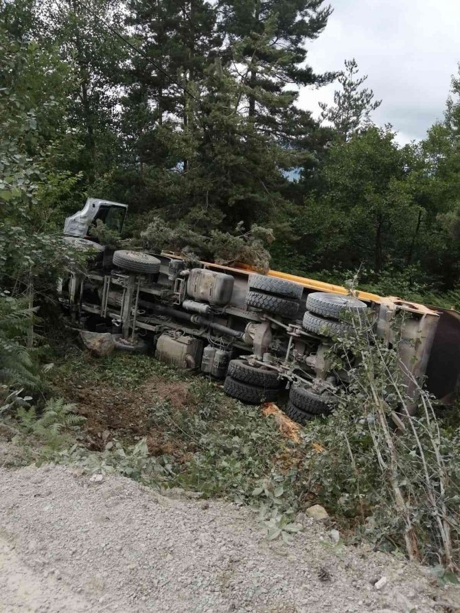 Hafriyat kamyonu devrildi: 1 yaralı