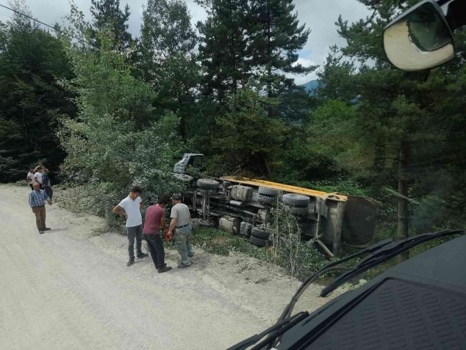 Hafriyat kamyonu devrildi: 1 yaralı