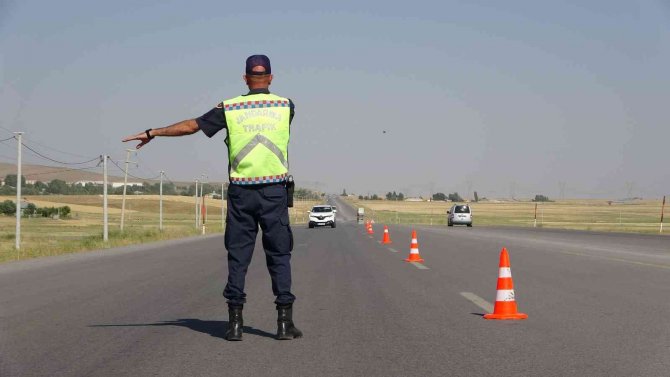 Jandarmadan bayram dönüşündeki sürücülere helikopterli denetim