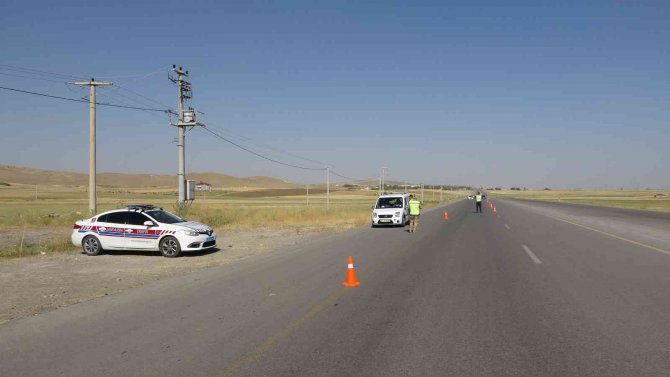 Jandarmadan bayram dönüşündeki sürücülere helikopterli denetim