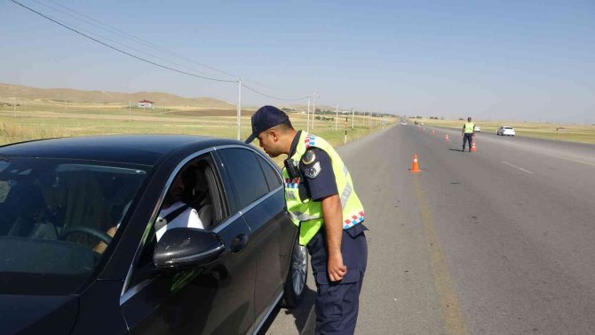Jandarmadan bayram dönüşündeki sürücülere helikopterli denetim