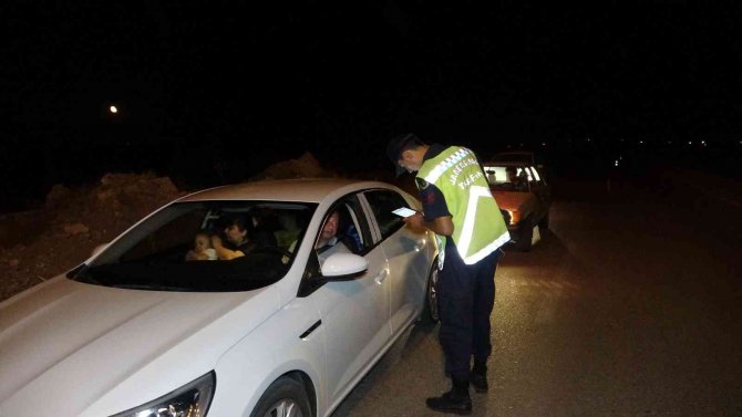 Jandarmayı görünce aracı bırakıp kaçtı