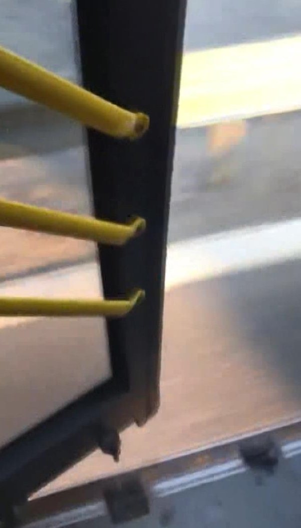 Kapısı açık İETT otobüsünde tehlikeli yolculuk