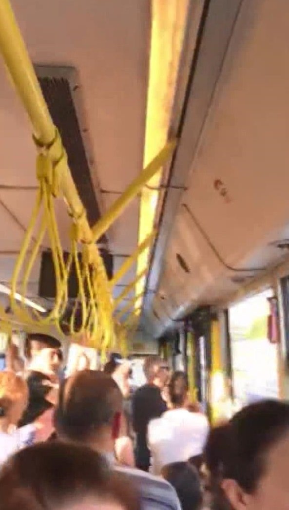 Kapısı açık İETT otobüsünde tehlikeli yolculuk