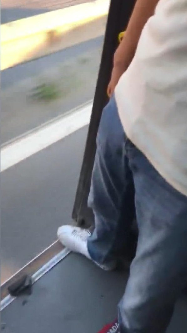 Kapısı açık İETT otobüsünde tehlikeli yolculuk