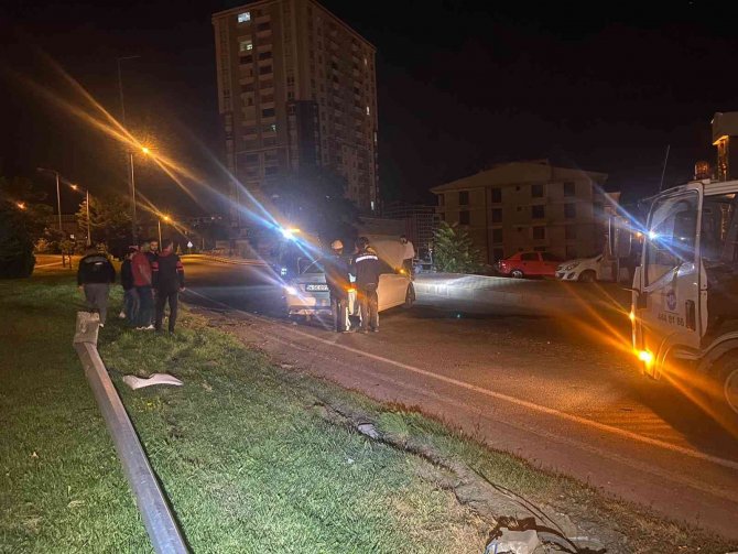 Kaza yapan sürücü aracını bırakıp kaçtı