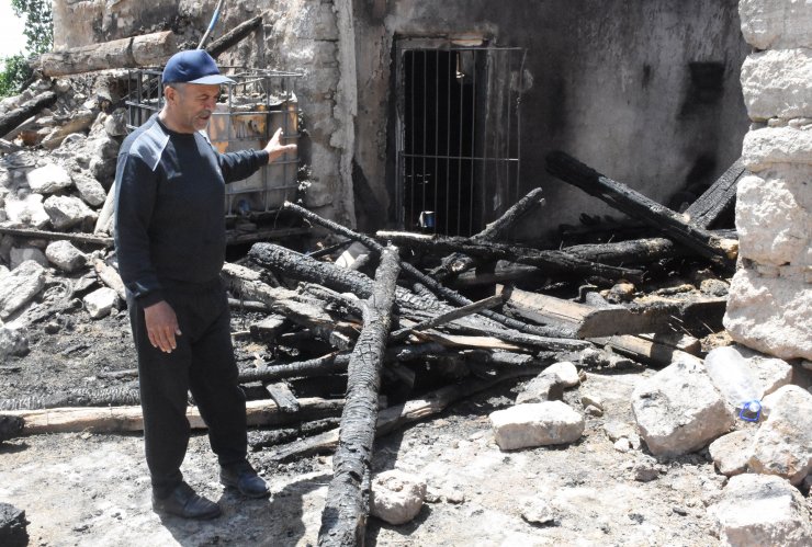 Köyde, 2 ev ve 3 ahırın küle döndüğü yangında elektrik tesisatı şüphesi