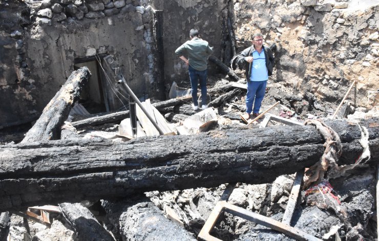 Köyde, 2 ev ve 3 ahırın küle döndüğü yangında elektrik tesisatı şüphesi