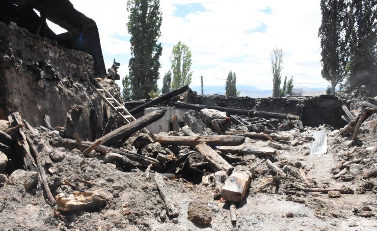 Köyde, 2 ev ve 3 ahırın küle döndüğü yangında elektrik tesisatı şüphesi
