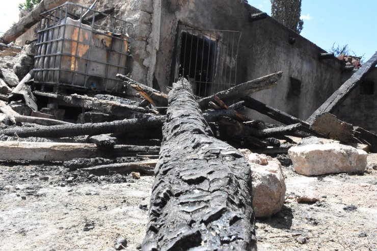 Köyde, 2 ev ve 3 ahırın küle döndüğü yangında elektrik tesisatı şüphesi