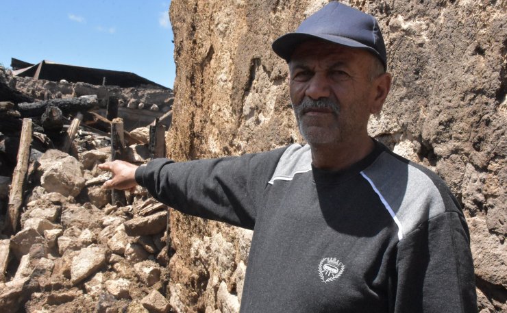 Köyde, 2 ev ve 3 ahırın küle döndüğü yangında elektrik tesisatı şüphesi