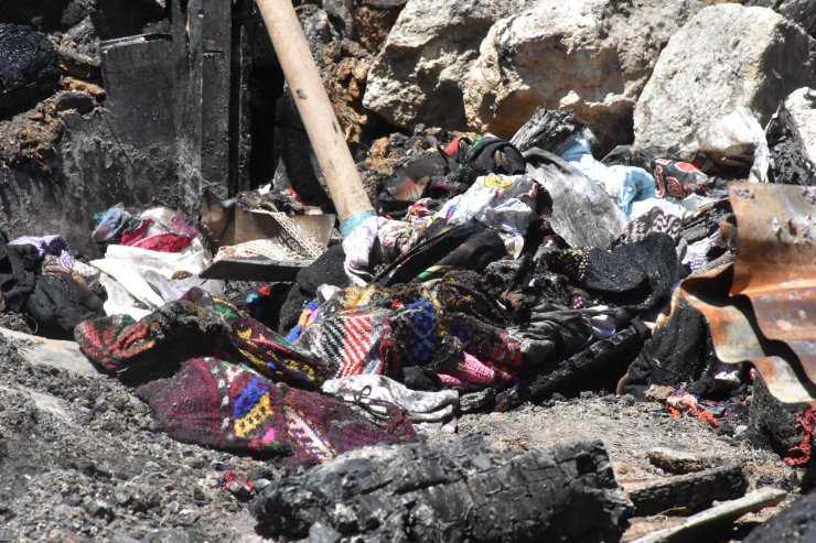 Köyde, 2 ev ve 3 ahırın küle döndüğü yangında elektrik tesisatı şüphesi