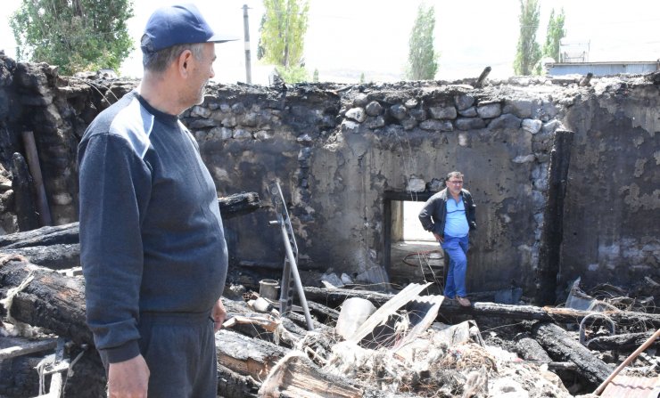 Köyde, 2 ev ve 3 ahırın küle döndüğü yangında elektrik tesisatı şüphesi