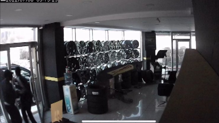 Lastikçi ve elektrikçideki hırsızlar kamerada