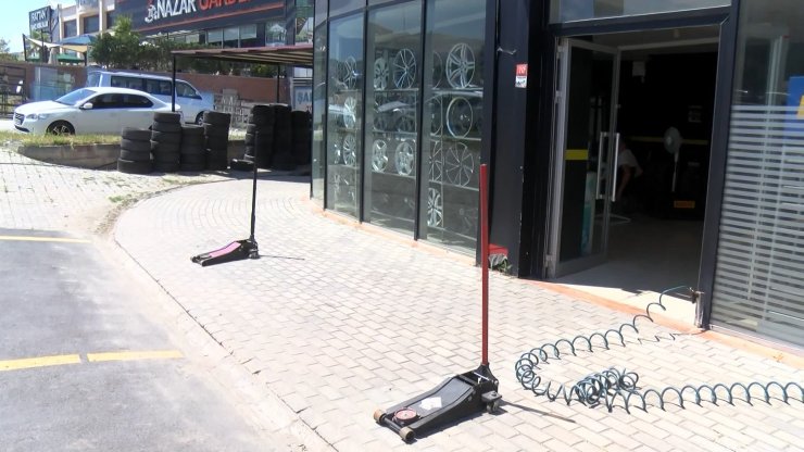 Lastikçi ve elektrikçideki hırsızlar kamerada