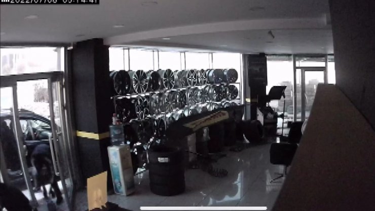 Lastikçi ve elektrikçideki hırsızlar kamerada