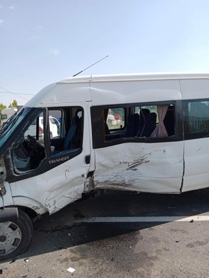 Meydana gelen trafik kazasında 12 kişi yaralandı