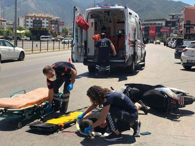 Otomobile çarpan motosikletteki sürücü ağır yaralandı