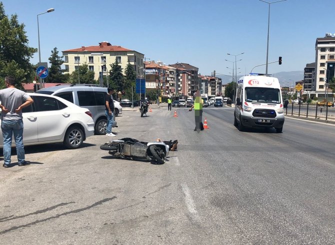 Otomobile çarpan motosikletteki sürücü ağır yaralandı