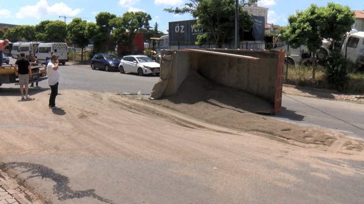 Sancaktepe'de kum yüklü kamyon devrildi 