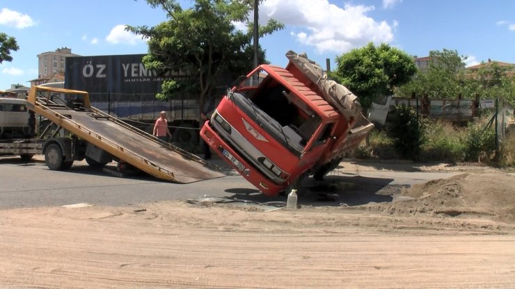 Sancaktepe'de kum yüklü kamyon devrildi 