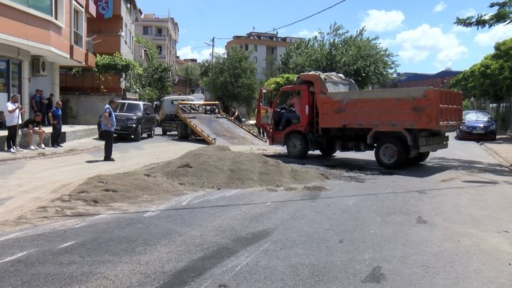 Sancaktepe'de kum yüklü kamyon devrildi 